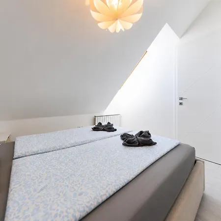 Prime - Floor 1-bedroom With Balcony Lejlighed *