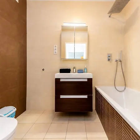 Prime - Floor 1-bedroom With Balcony Lejlighed