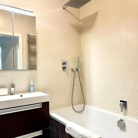 Prime - Floor 1-bedroom With Balcony Apartament